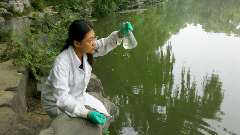 Изучая воды рек. Наука о воде. Загрязнение воды лаборатория. Ученые о воде. Японская питьевая вода.